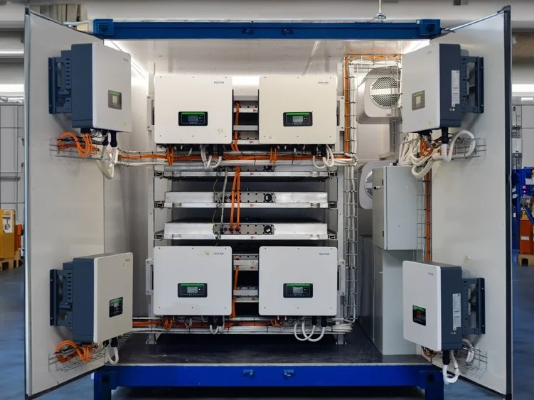 Battery-Shelter Marny ouvert dans l’atelier de Lyon : racks de batteries, onduleurs et câblage à l’intérieur